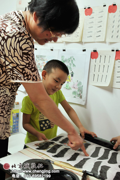 楊老師總是挑出寫得好的那個字來鼓勵孩子，在收獲與滿足中成長的小朋友信心倍增，從而產(chǎn)生了對書法濃厚的興趣。