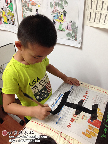 5歲的優(yōu)優(yōu)書寫的「王」字， 大氣且很有力道。