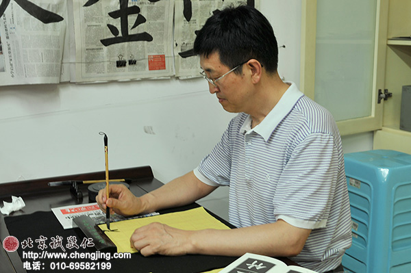 書法班的長者練字最認真，一年時間進步飛快，已經(jīng)可以練小字了。