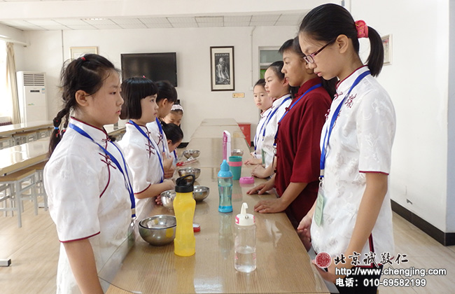 學(xué)員學(xué)習(xí)用餐禮儀；良好的生活習(xí)慣從點(diǎn)滴開始。