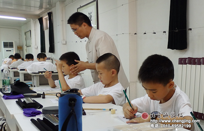 老師隨時(shí)糾正學(xué)員的坐姿；使小學(xué)員很快安定下來(lái)。