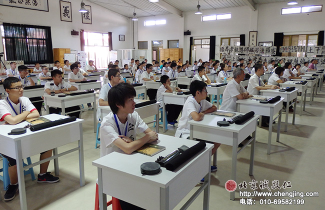 本次暑期德藝培訓(xùn)按年齡分為兩個(gè)班級(jí)；開班典禮上，學(xué)員們認(rèn)真聆聽(tīng)老師發(fā)言。