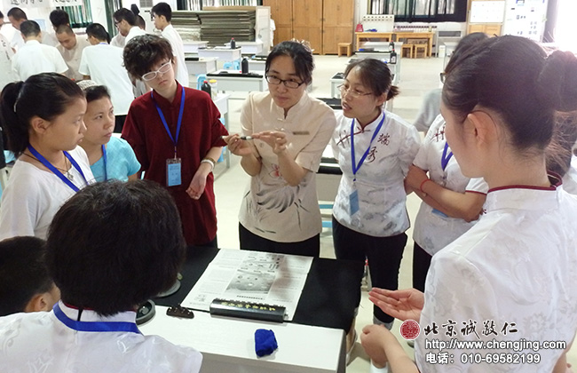 第一節(jié)課書法課——認(rèn)識(shí)毛筆，學(xué)習(xí)毛筆的使用方法。