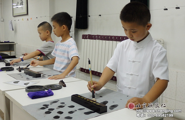 小學(xué)員在學(xué)習(xí)水寫書法；培養(yǎng)良好的習(xí)書習(xí)慣，保持潔凈的習(xí)書環(huán)境。