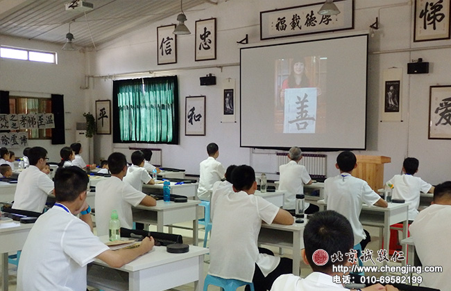 開班典禮上，回顧歷屆暑期書法培訓(xùn)的成果展示。