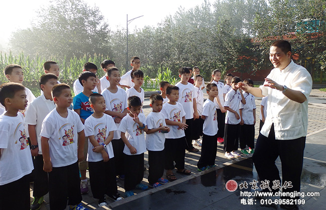 可愛(ài)的班主任老師活潑幽默的教學(xué)方式，使小同學(xué)輕松愉快地學(xué)習(xí)。