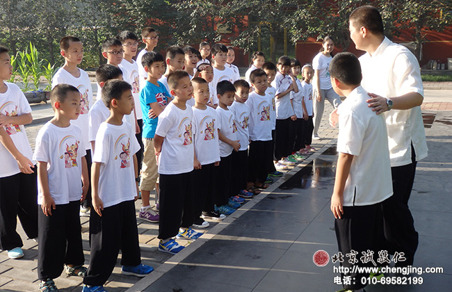 教學(xué)相長(zhǎng)，師生互動(dòng)。老師指導(dǎo)學(xué)員太極基本功動(dòng)作要領(lǐng)。