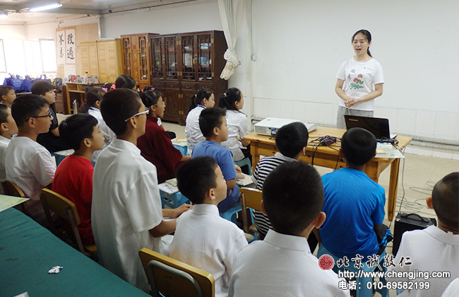 書法二班的小學員們誦讀《弟子規》