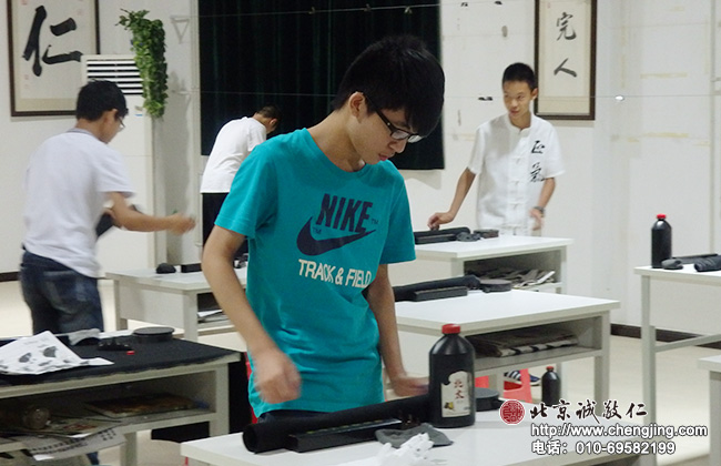 一天的課程結束了；同學們認真清理教室衛生，以整潔舒適的環境迎接新的一天的即將開始！