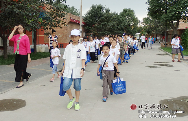 吃飯了，小學員們排隊去用餐  