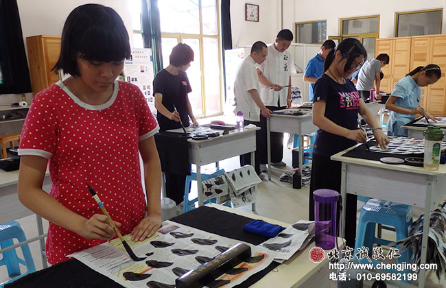 學員認真專注的習書。