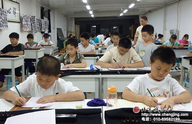 今天小學員們開始學習硬筆書法