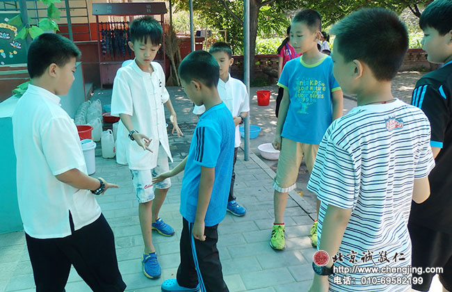 下課了，小學員自娛自樂的課間活動