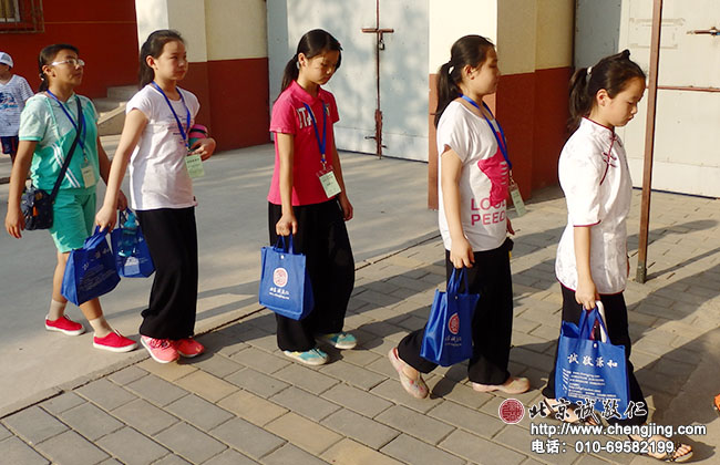 
排隊用餐，養成良好禮讓習慣
