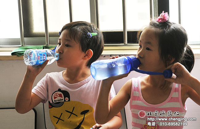 德育課開始啦！喝水時視線也不離開德育動漫