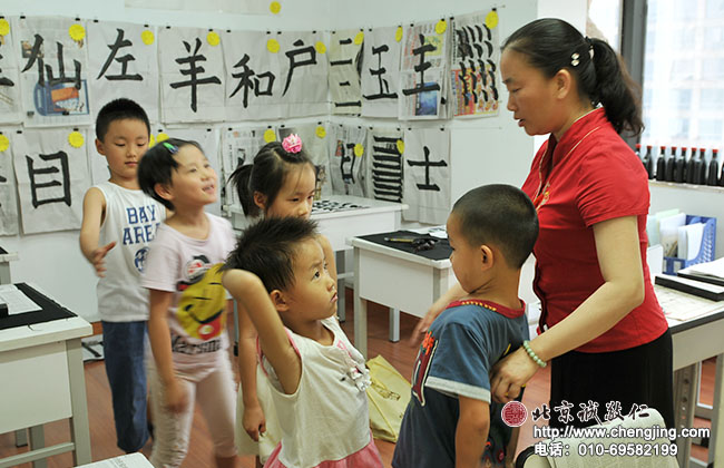 下課嘍！按按個子高矮排隊出教室。