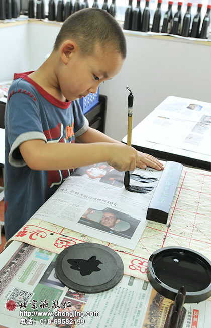 別看我才五歲 也是懂得每次都要從右側點練起，每一個點都是在書寫自己的心境。