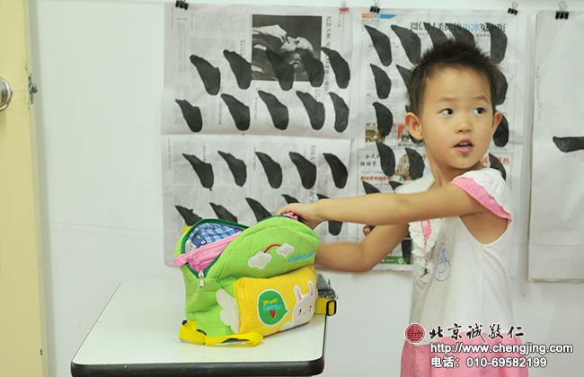 老師，我為什么放不進我的小書包里了呢？