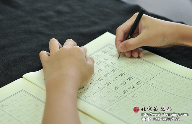 一位從來只用左手執筆的小朋友，來到書法教室學會了用右手寫字。