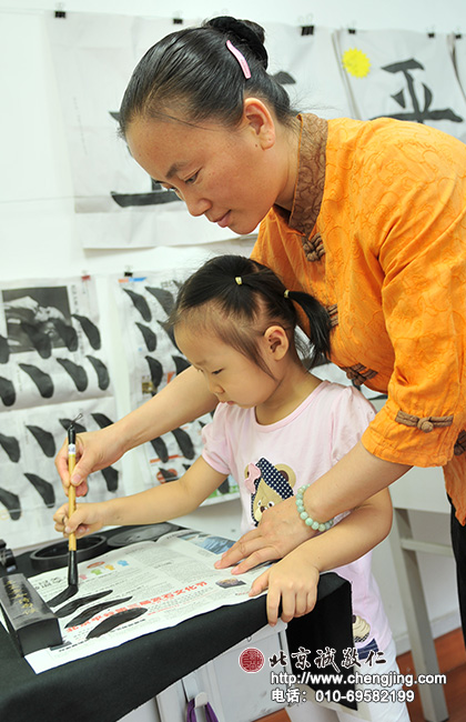 大手小手穿成串，筆畫走勢了于胸