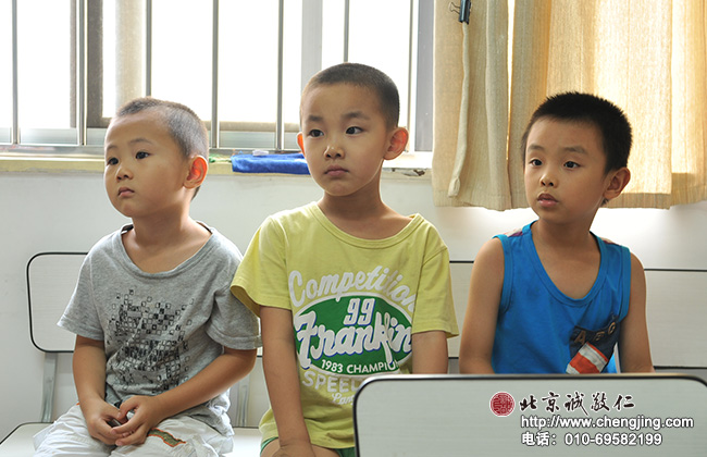 小朋友們每次看德育動漫的神情都是那么專注，仿佛都是一個表情。