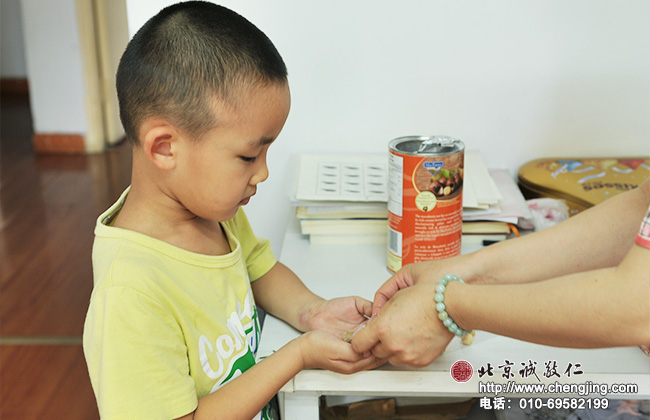 剛剛同學灑了一地墨，我也把墨灑到了桌子上，老師們又忙著幫我收拾。