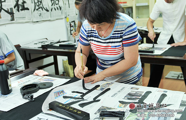 郭阿姨對自己要求非常嚴格，短短一個月已經可以寫很多字了。