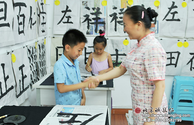 在老師的指導下終于寫出了漂亮的「左」