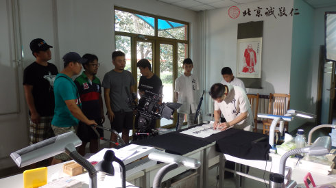 張家灣鎮(zhèn)政府制作傳統(tǒng)文化專題片，
攝制組到小院采集資料；陳老師示范篆刻。
