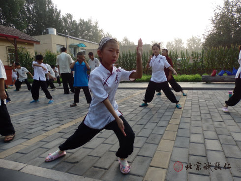 
小學(xué)員晨練太極拳
