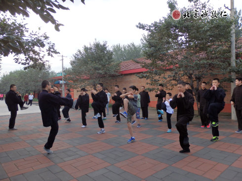 練功之前先抬腿，松勁活骨壽延年。