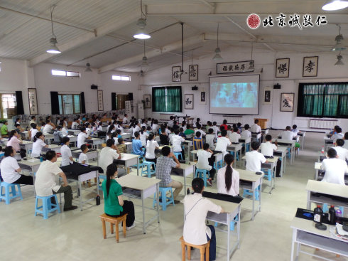 開班典禮上，回顧上一期學(xué)員的學(xué)習(xí)成果；