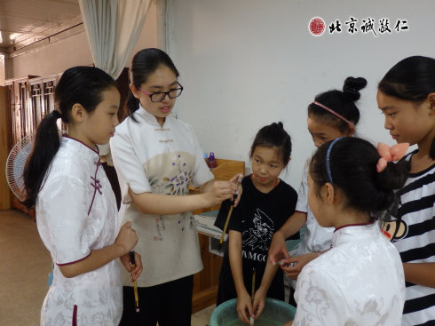 書法老師指導(dǎo)學(xué)員清洗新毛筆