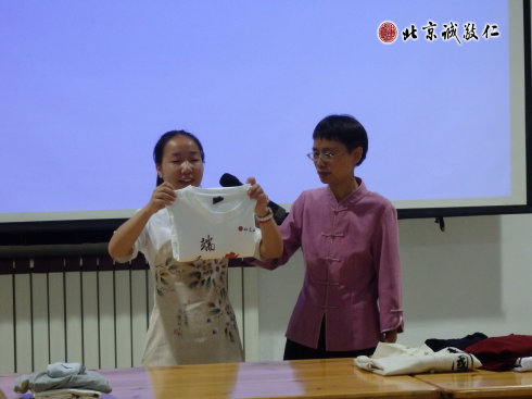 生活老師指導(dǎo)學(xué)員內(nèi)務(wù)整理課程---衣服的整理方法