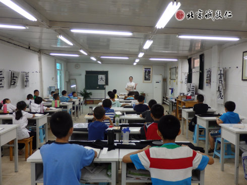  

整潔明亮的教室內(nèi)，書法二班的小學(xué)員，
在老師的引領(lǐng)下，學(xué)習(xí)經(jīng)典弟子規(guī)。