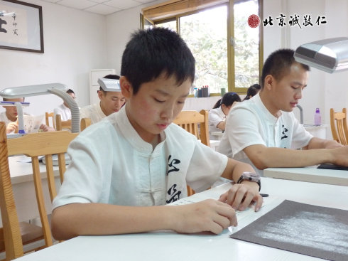 
篆刻班學(xué)員誦讀經(jīng)典《三字經(jīng)》
