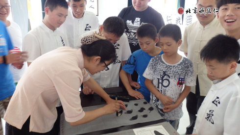 書法老師指導(dǎo)學(xué)員永字八法基本筆畫---「右側(cè)點」 