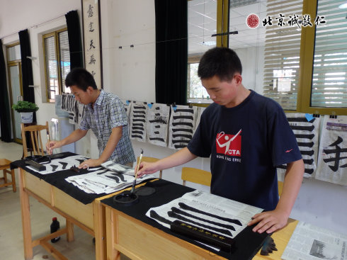 
書法一班學(xué)員習(xí)練書法基本筆畫

