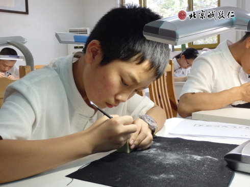 
篆刻班學(xué)員練習(xí)篆刻基本技法

