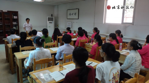 今天，楊老師為家長學員講解《品德與人生》課程；