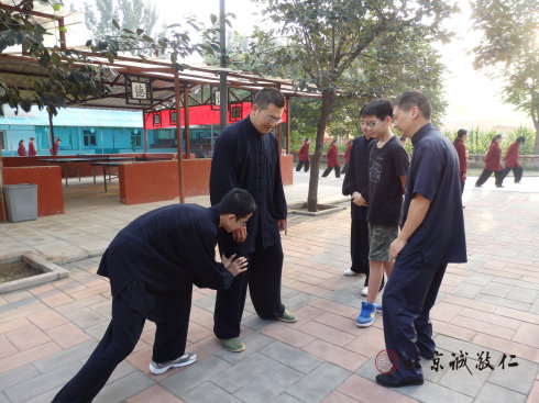 太極拳課程，學(xué)員體會站樁的動作要領(lǐng)