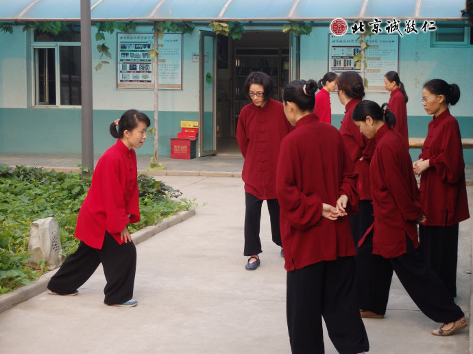 
太極三寶步步禪動作要領。