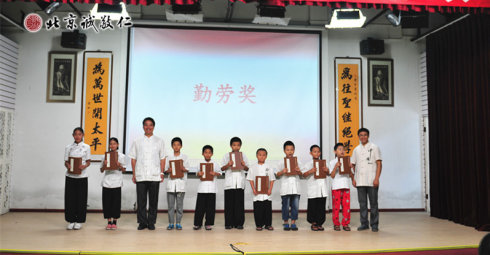 學(xué)習(xí)期間，學(xué)員們積極參與班級(jí)勞動(dòng)，學(xué)會(huì)了互助友愛(ài)。