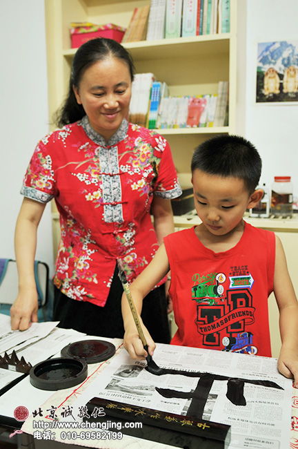 在周老師的指導下，五歲的優優寫出了大大的「止」