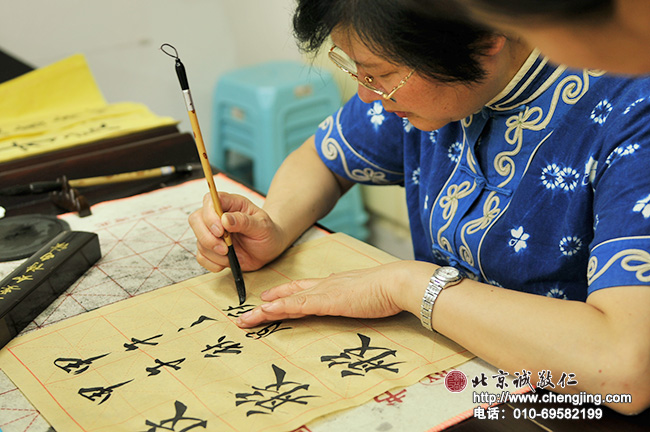 參加楊老師親臨書法教室的老學員可以學到老師親自為其示范的落款。