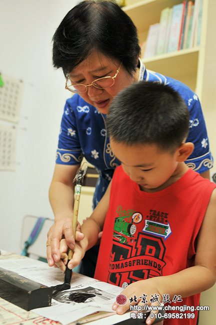 在楊老師手把手的指導下，成功寫出有力道的方頭點