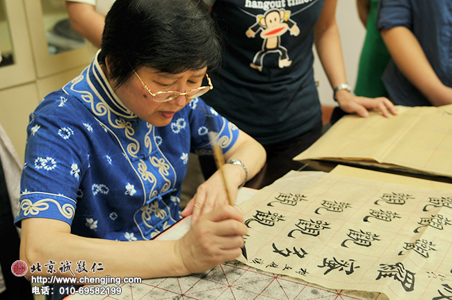 楊老師現場親自講解十種字體結構中的「相互避讓」