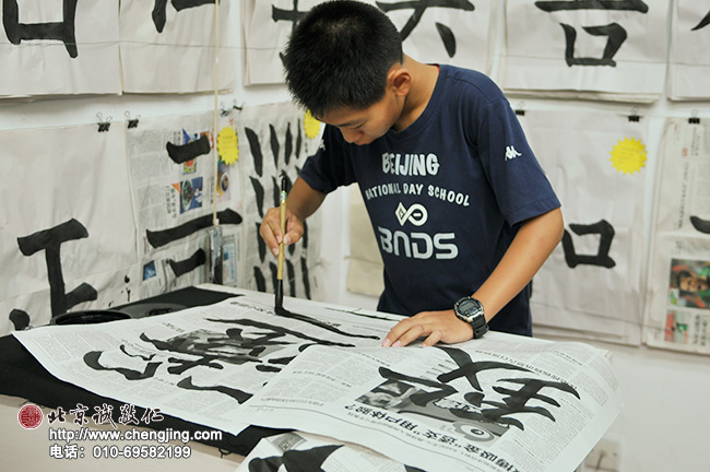 田同學已經學習兩年之久，現在寫出來的字已經很有功夫了。但仍然很認真的研習每一個筆畫在字中的運用，這就是書法學而無厭的魅力所在。