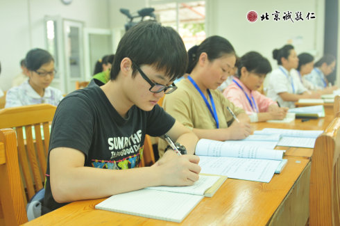 配圖五：學員認真記筆記