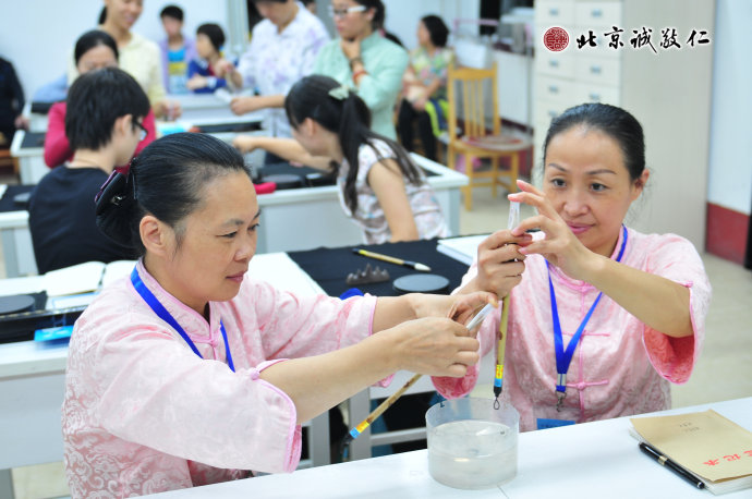 配圖：學(xué)員實踐毛筆的開筆方法